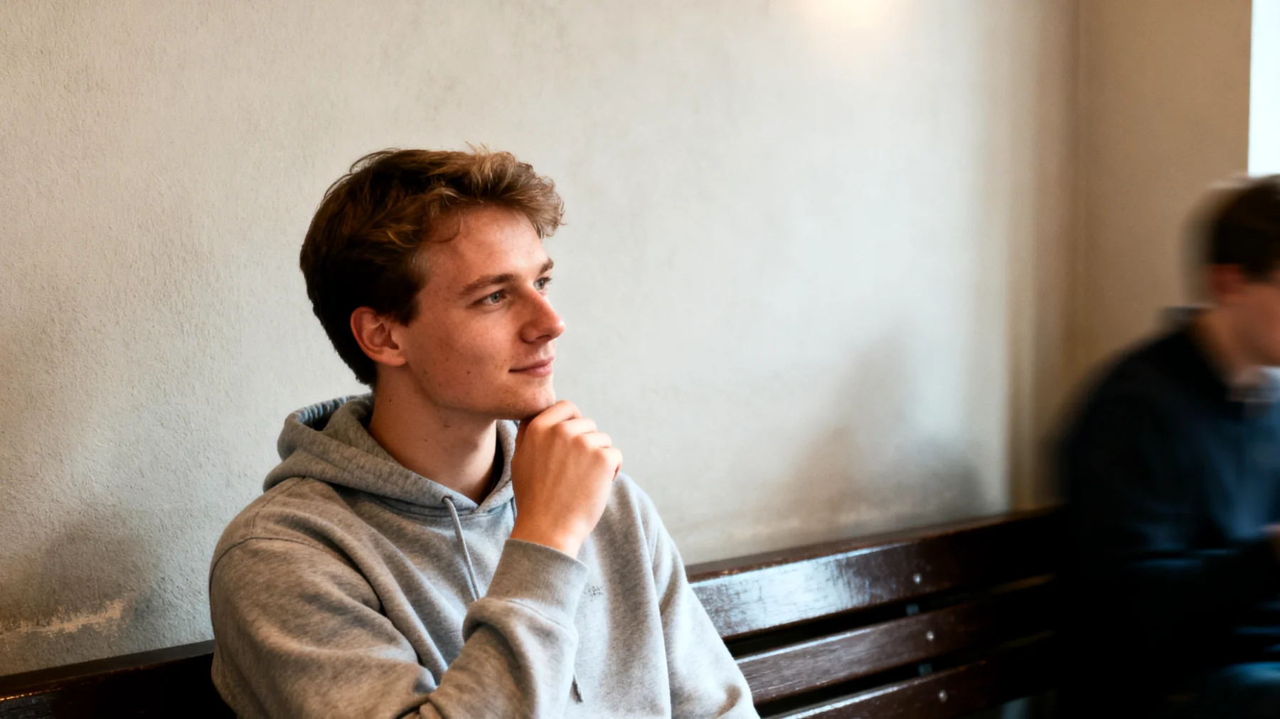 Die Eltern haben Schwierigkeiten, mit ihren jungen erwachsenen Kindern einen gemeinsamen Nenner zu finden, da unterschiedliche Wertvorstellungen, Lebensstile und Weltanschauungen zu wiederkehrenden Spannungen und gegenseitigem Unverständnis führen."