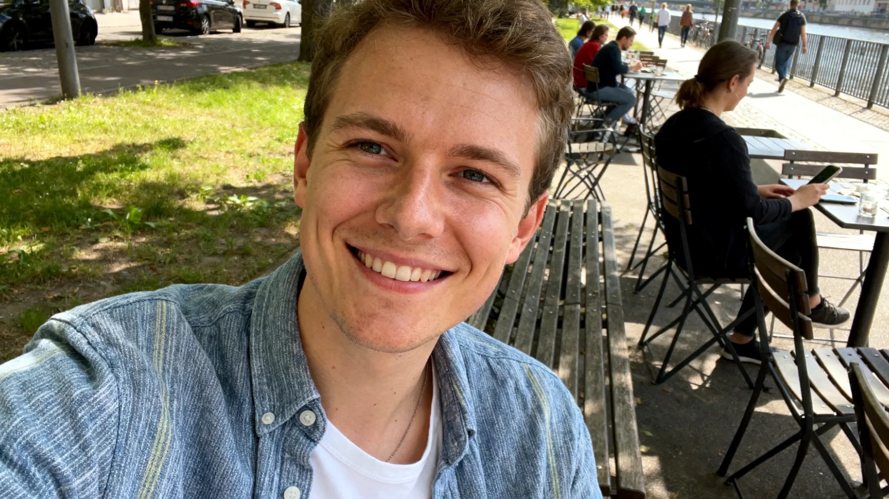 Die Großeltern haben große Schwierigkeiten, ihren Enkelkindern gegenüber 'Nein' zu sagen. Aus Zuneigung, Schuldgefühlen oder dem Wunsch, geliebt zu werden, erfüllen sie fast jeden Wunsch der Kinder – sei es beim Essen, beim Spielen, bei Bildschirmzeiten oder beim Kauf von Spielzeug. Dies führt dazu, dass die Enkelkinder bei den Großeltern keinerlei Grenzen erleben und zunehmend fordernd, ungeduldig und frustriert reagieren, wenn ihnen etwas verwehrt wird."