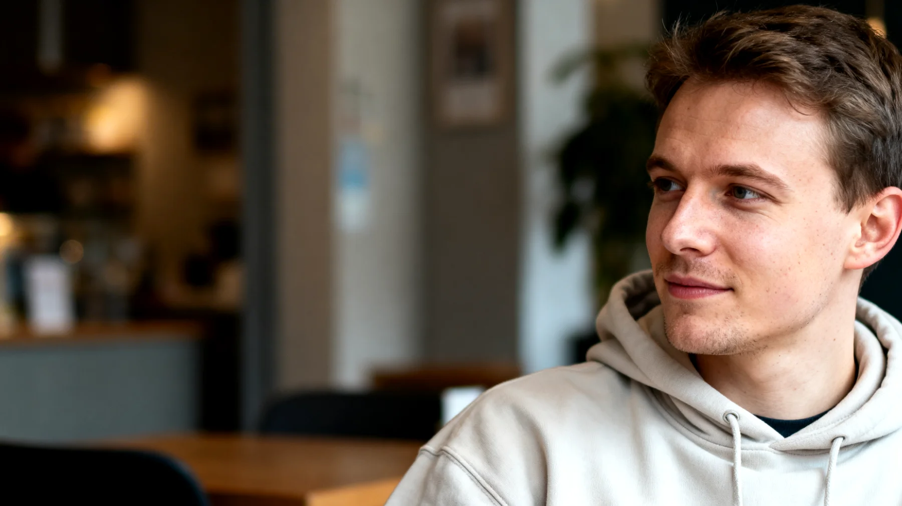 Der Großvater hat Angst, die Bindung zu seinen Teenagern-Enkeln zu verlieren, da diese zunehmend ihre eigene Welt aufbauen und ihn immer seltener besuchen oder kontaktieren. Er fühlt sich überflüssig und fragt sich, ob er noch eine wichtige Rolle in ihrem Leben spielt."