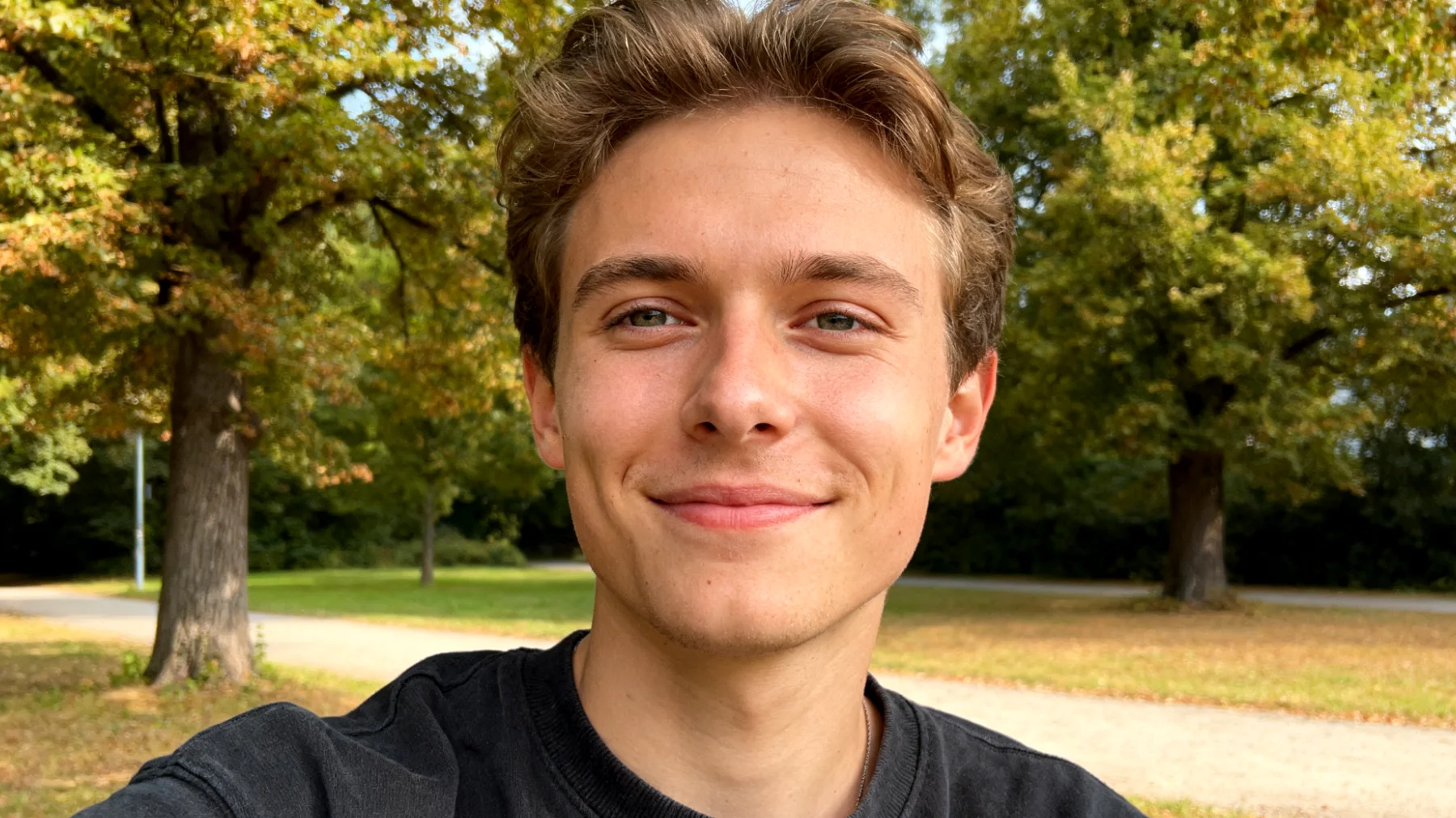 Der Großvater erlebt, wie sich sein erwachsener Enkel zunehmend emotional zurückzieht und eine starke Unabhängigkeit entwickelt, die jede Form von Nähe oder familiärer Verbundenheit ablehnt. Seltenere Besuche, einsilbige Antworten und das Gefühl, nicht mehr gebraucht zu werden, hinterlassen beim Großvater ein tiefes Gefühl der Hilflosigkeit und des Verlustes."