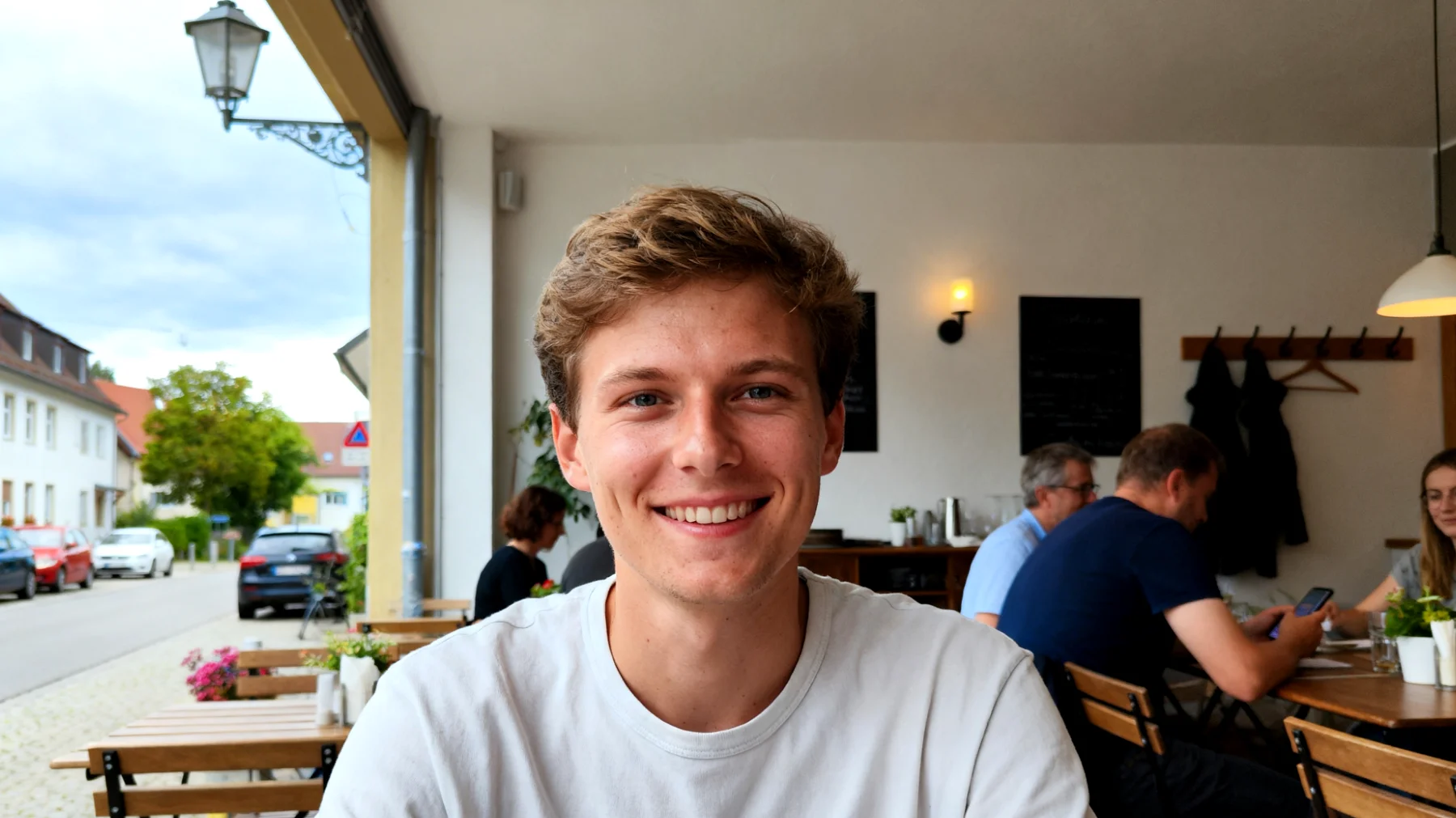 Die Mutter fühlt sich schuldig, dass sie aufgrund von Arbeit und Alltagsstress kaum echte Qualitätszeit mit ihren Jugendlichen verbringt. Die wenigen gemeinsamen Momente sind oft von Ablenkungen geprägt, und sie bemerkt, wie die emotionale Verbindung zu ihren Kindern langsam schwindet."